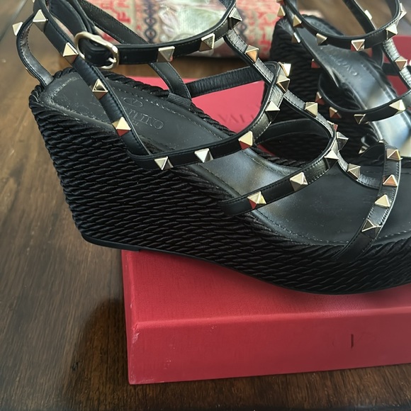 AuthenticValentino Garavani ROCKSTUD ANKLE STRAP WEDGE SANDAL - Picture 2 of 6